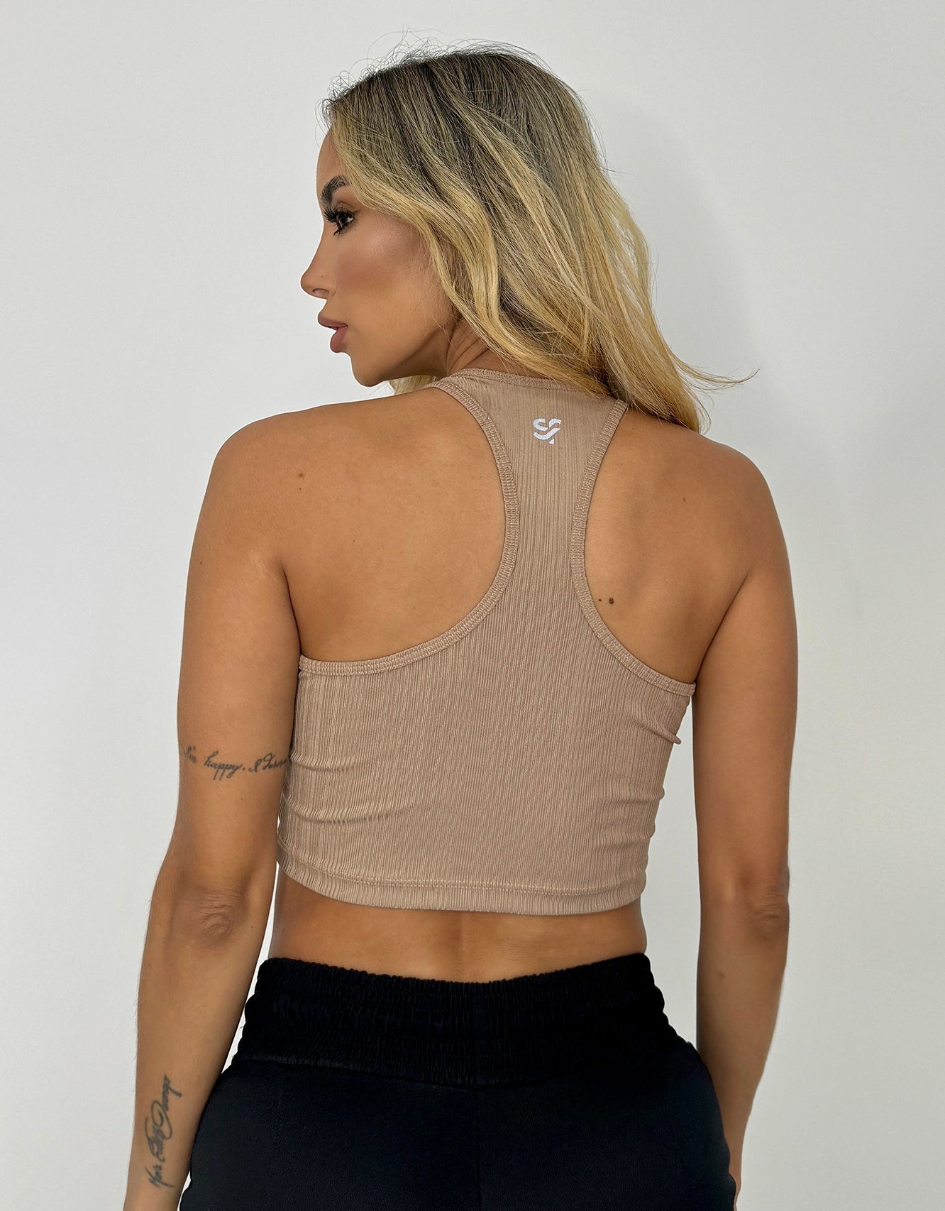 BLUSA CROP TERXTURIZADA CON CORTES