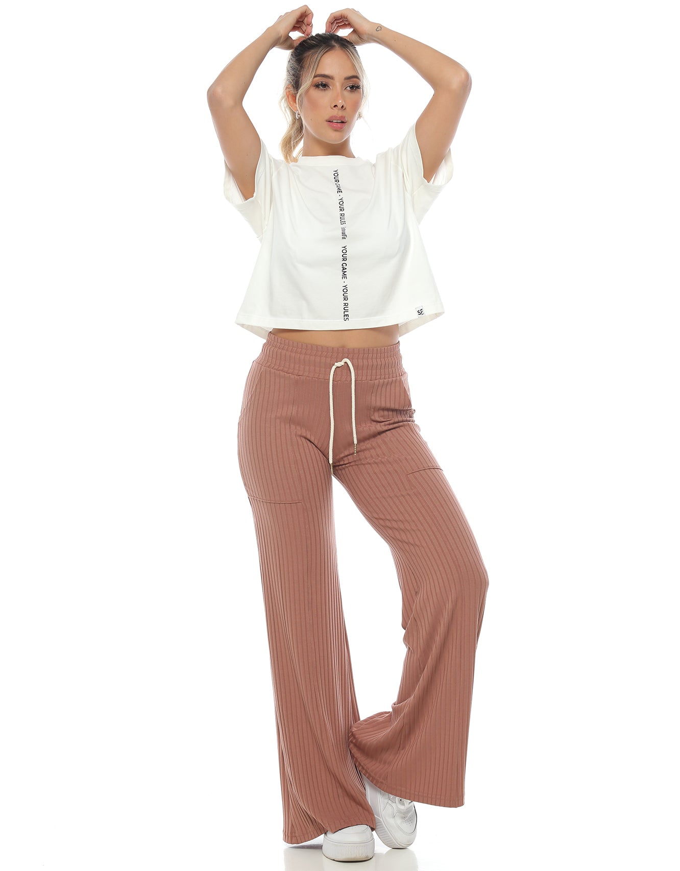 PANTALÓN FLARE EN RIB CON BOLSILLOS Y CORDÓN AJUSTABLE EN CINTURA