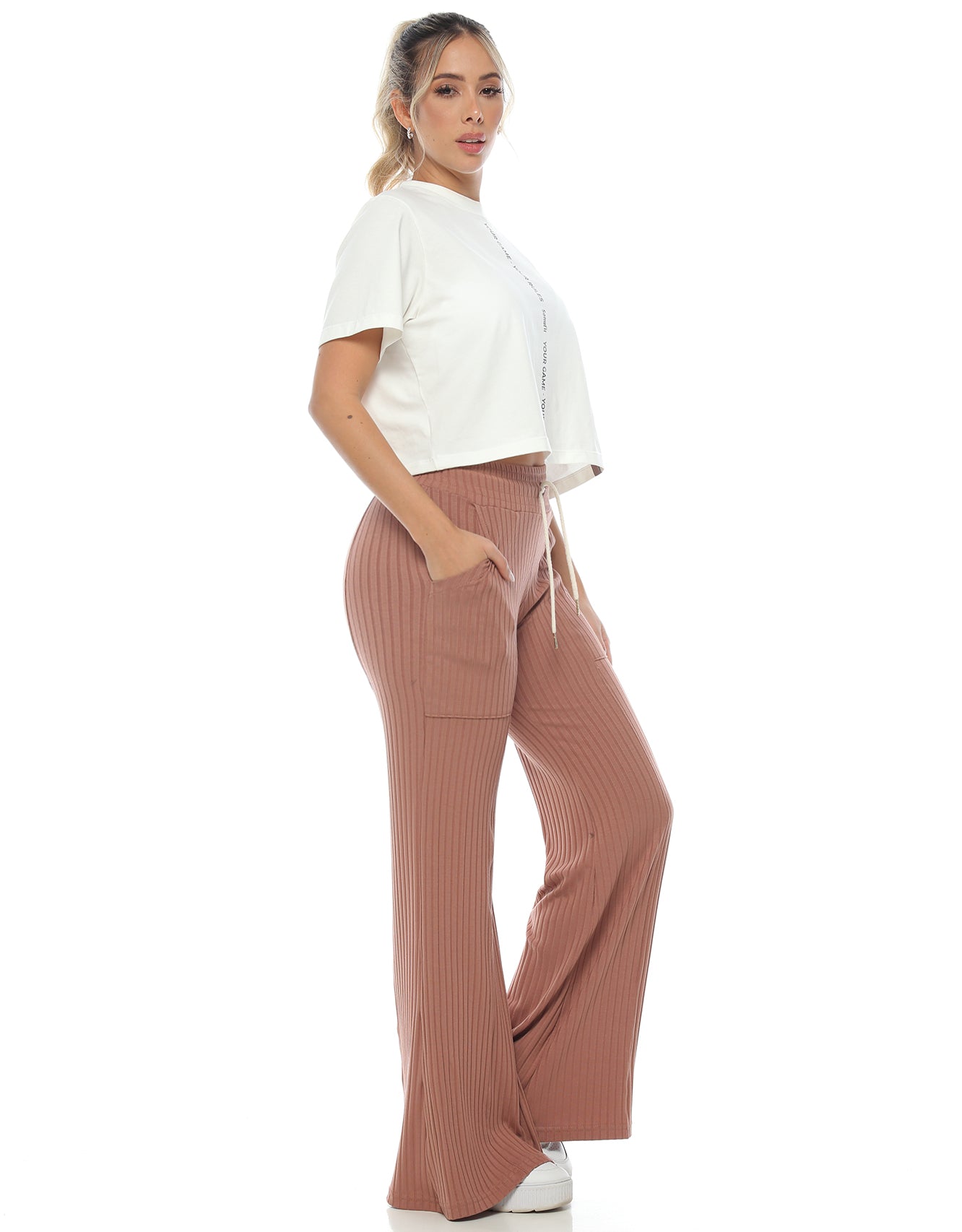 PANTALÓN FLARE EN RIB CON BOLSILLOS Y CORDÓN AJUSTABLE EN CINTURA