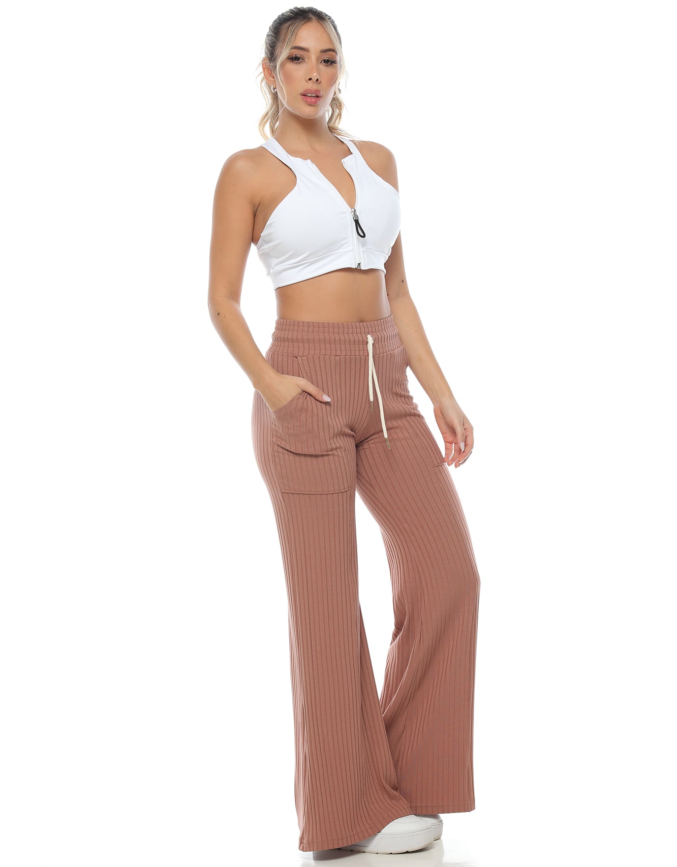 PANTALÓN FLARE EN RIB CON BOLSILLOS Y CORDÓN AJUSTABLE EN CINTURA