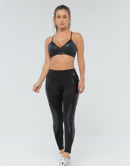 TOP LARA ELABORADO EN POLIESTER BRILLANTE CON COPAS REMOVIBLES