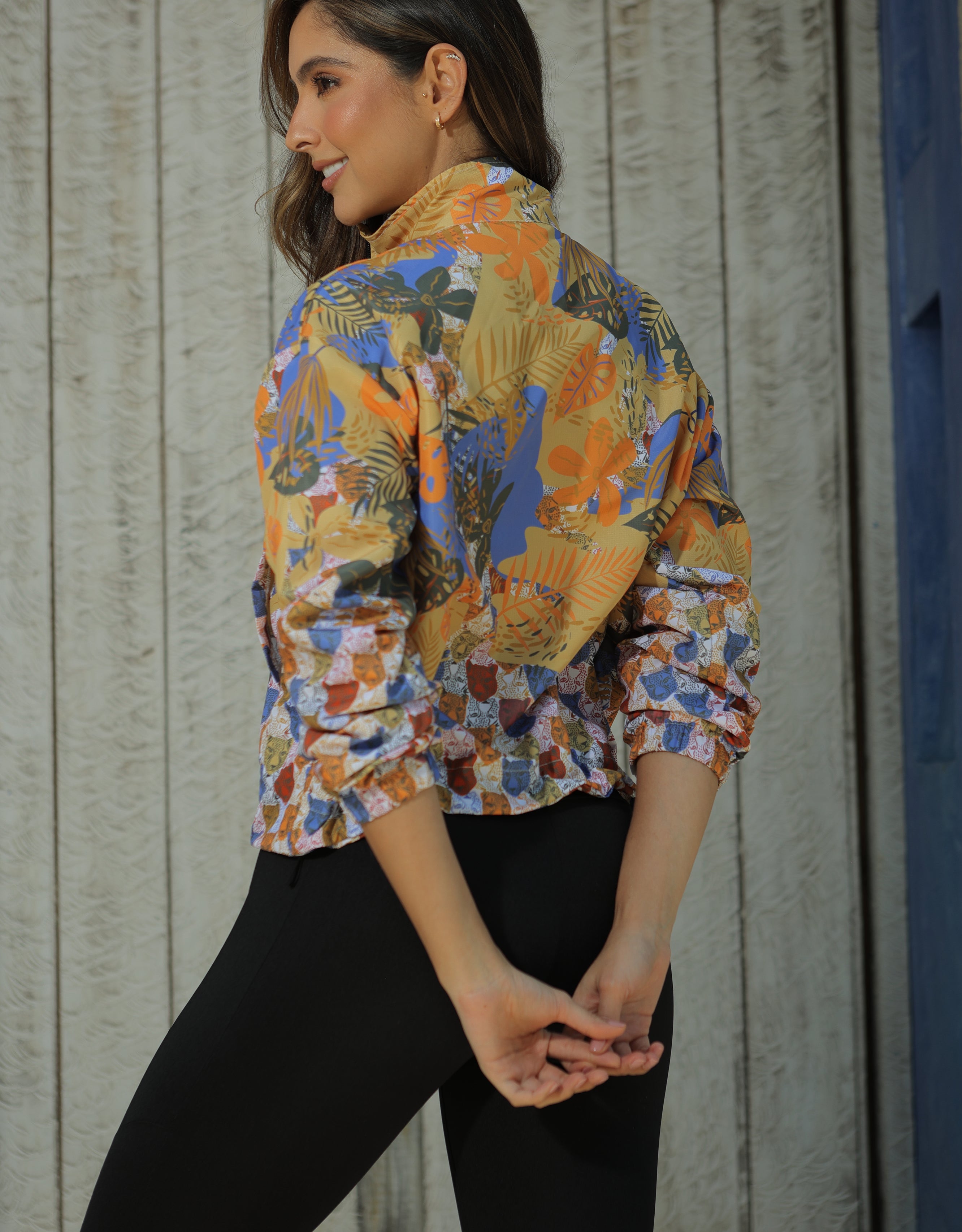 Chaqueta Sublimada en poliester con bolsillos laterales y ajuste elástico en cintura