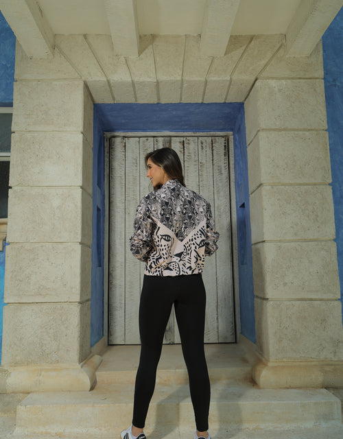Load image into Gallery viewer, Chaqueta Sublimada en poliester con bolsillos laterales y ajuste elástico en cintura
