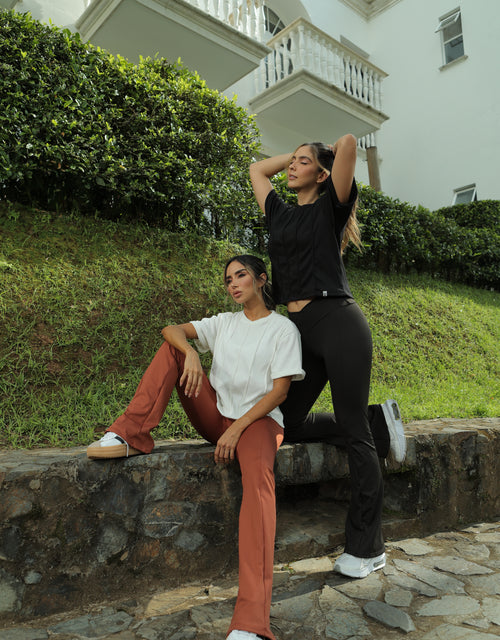 Load image into Gallery viewer, T-shirt en Rib algodón con cortes decorativos
