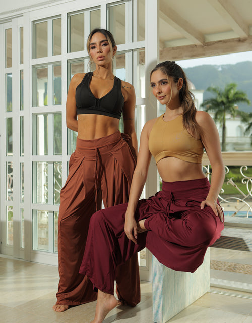 Load image into Gallery viewer, Pantalón amplio con bolsillos, elaborado en poliéster ultra liviano
